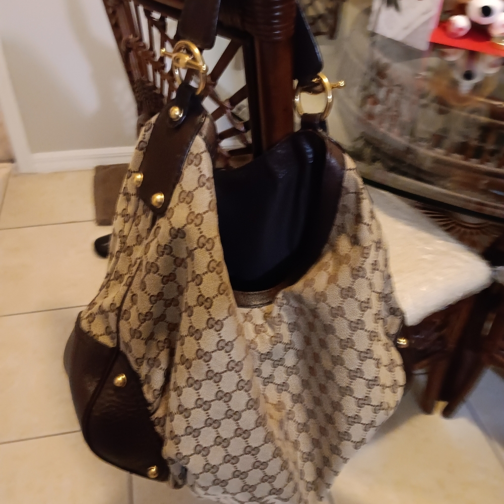 GUCCI LARGE HOBO HANDBAG!